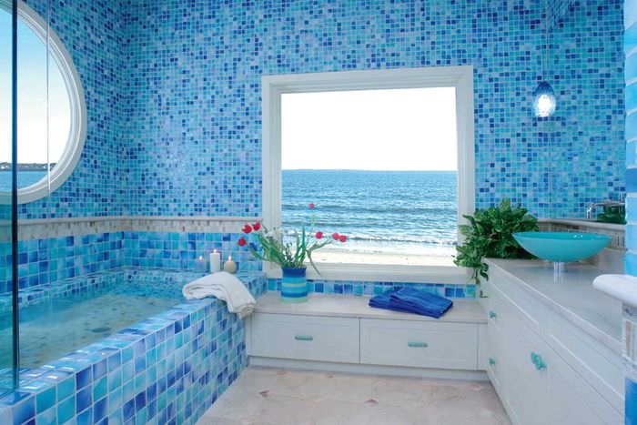 идея необычного интерьера ванной с окном