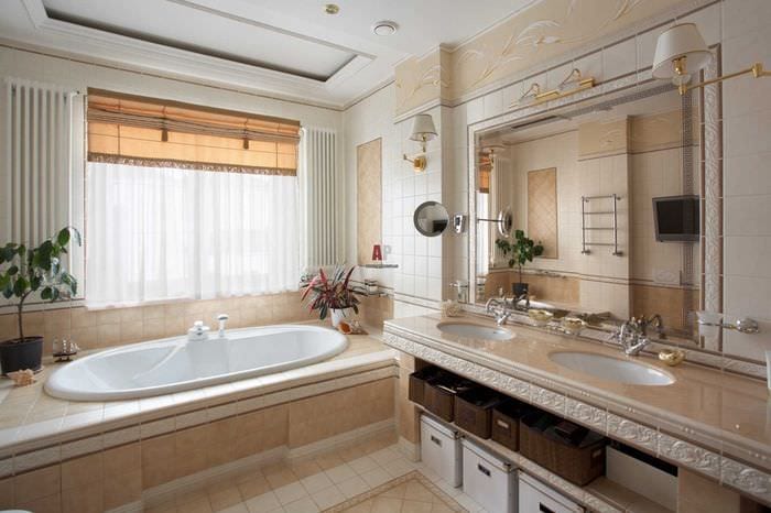 идея красивого стиля ванной комнаты с окном
