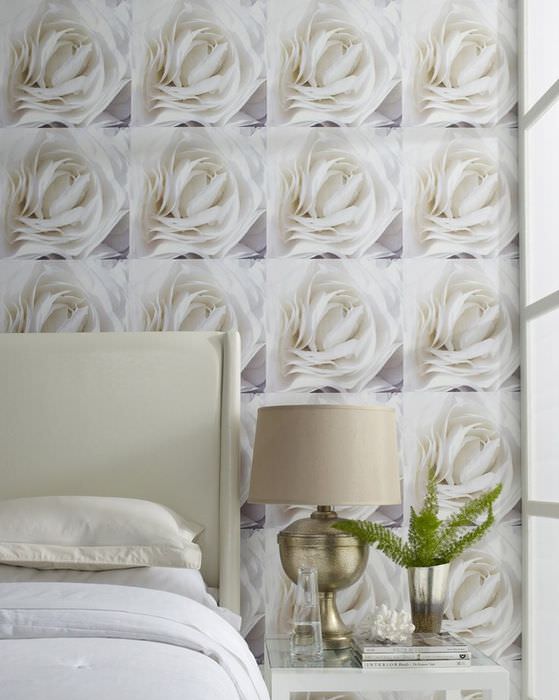 Белые розы на фотообоях в женской спальне