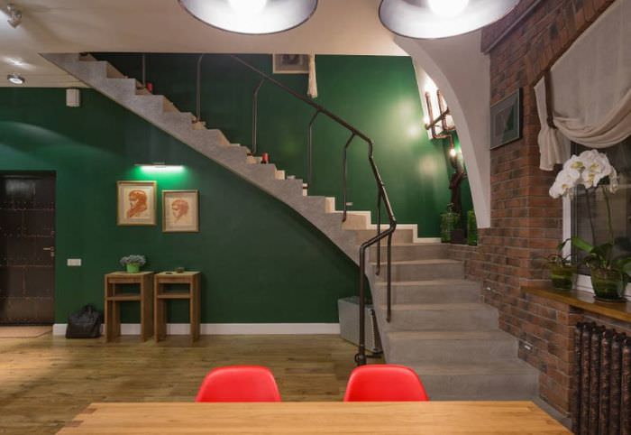 Бетонная лестница в интерьере дома в индустриальном стиле