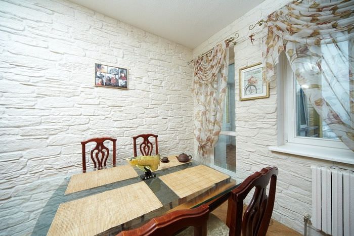 Интерьер кухни с белым камнем на стенах