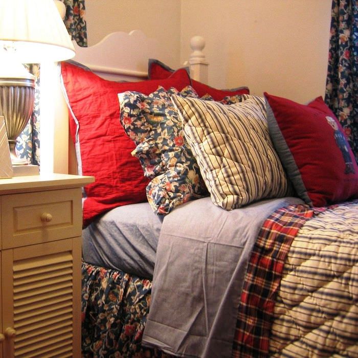 Разноцветные подушки на кровати в спальне