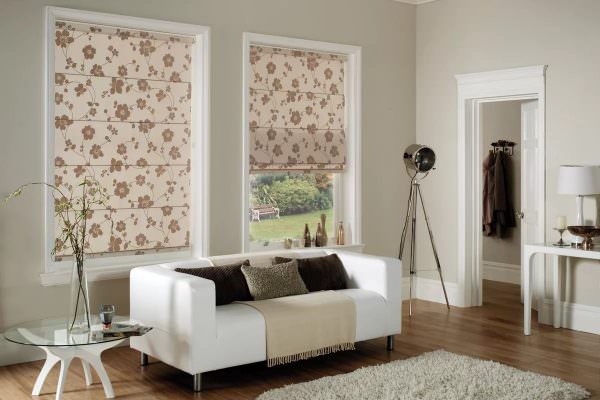 Мода на минимализм вернула в список трендов римские шторы — ровные тканевые полотна, закрепленные на поперечных планках впритык по размеру окна