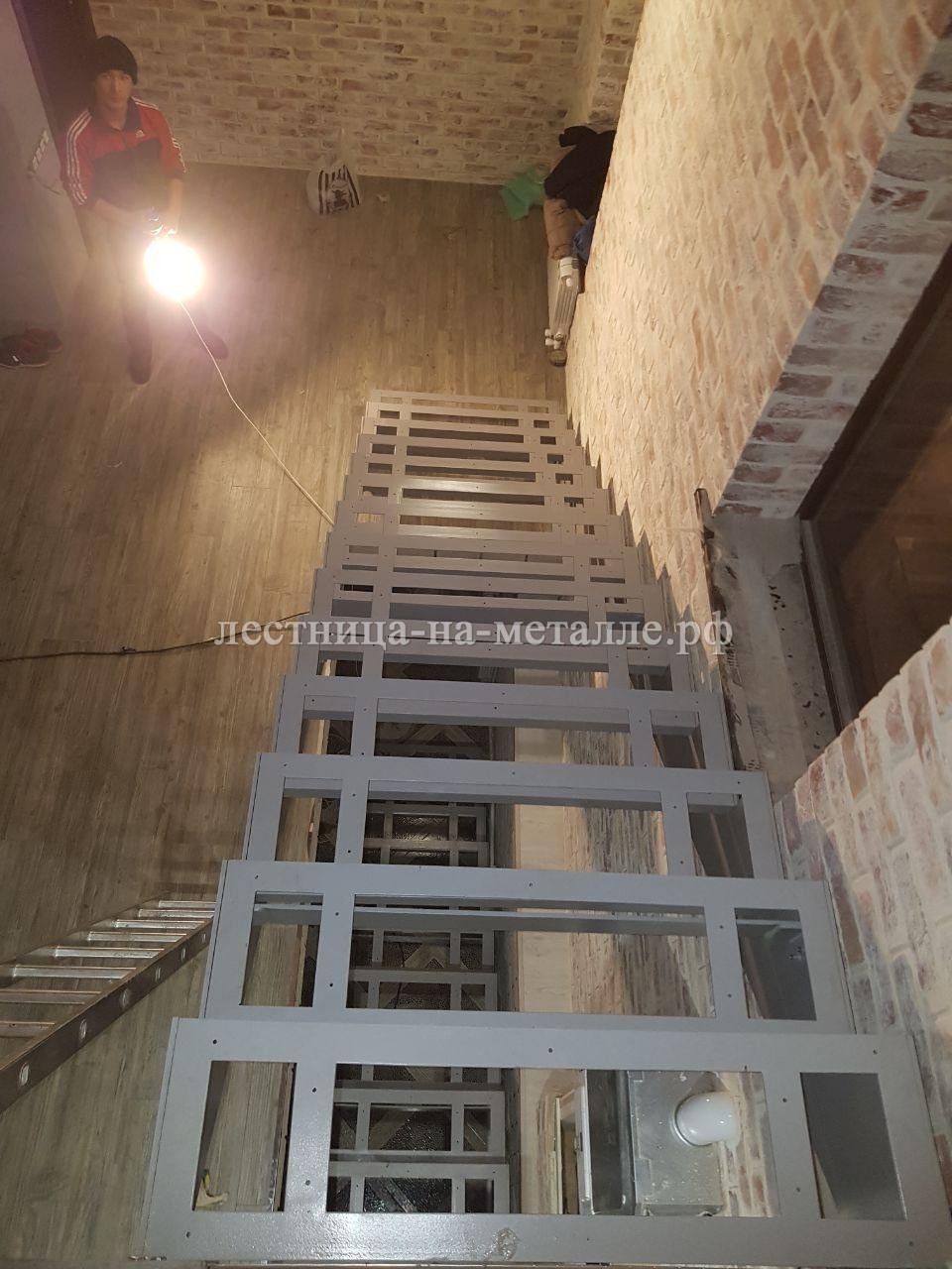 лестница из листа металла со ступенями