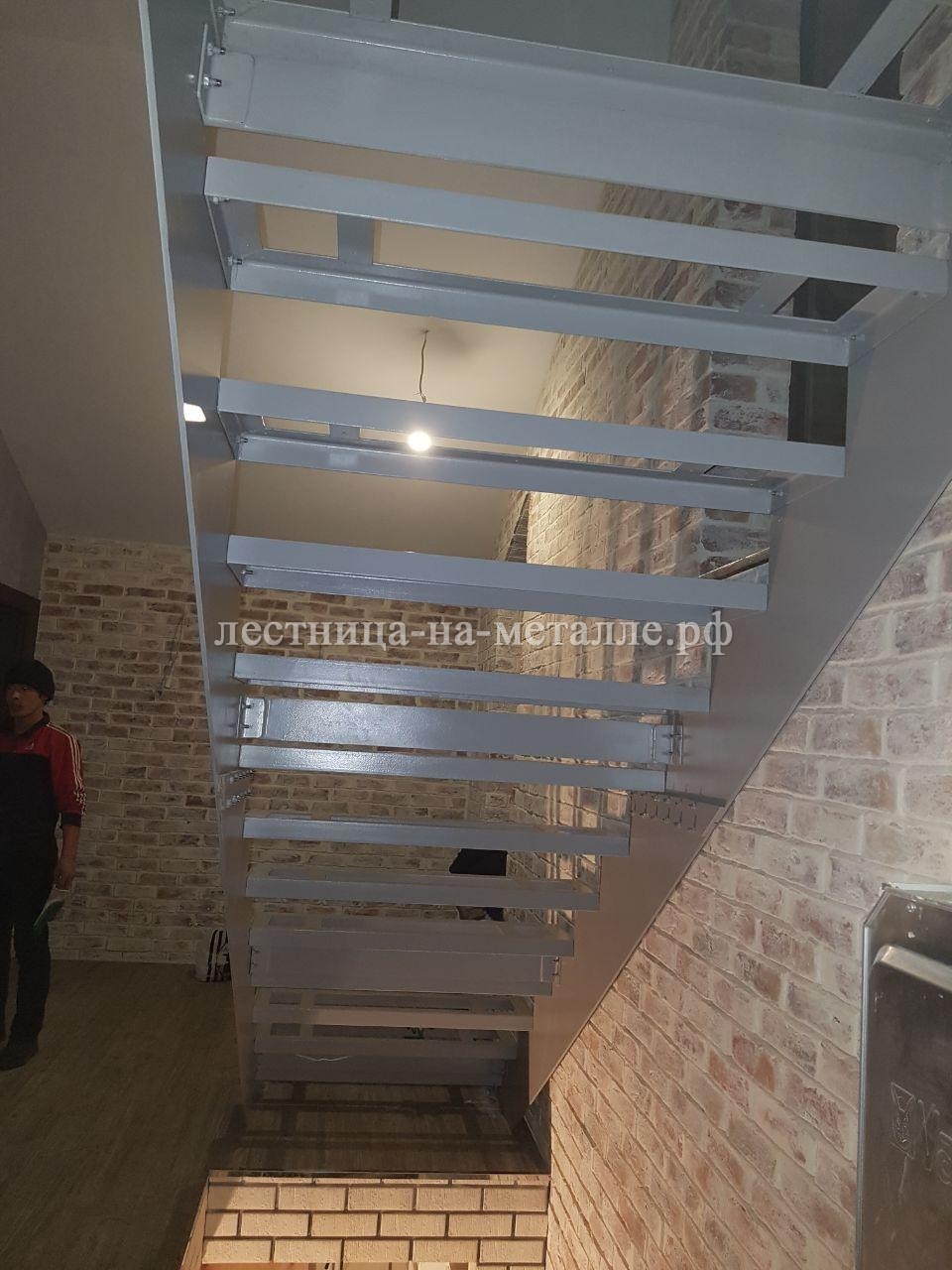 лестница из листа металла со ступенями