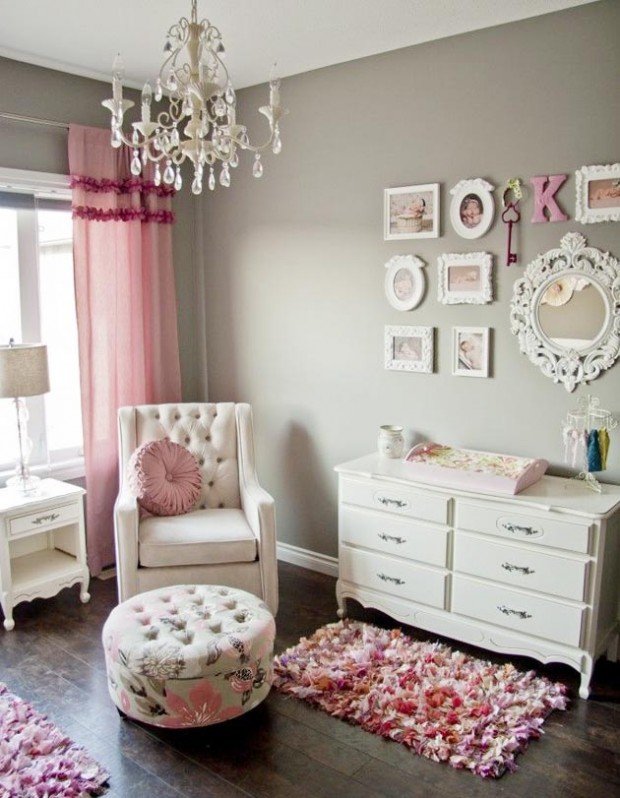 Интерьер серо-розовой комнаты с настенными фотографиями