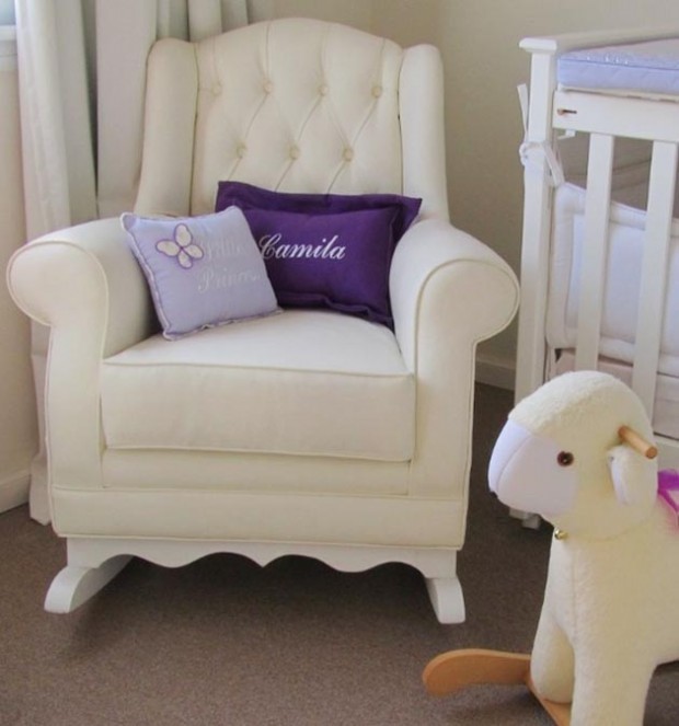 Кресло для мамы в комнате для новорожденного